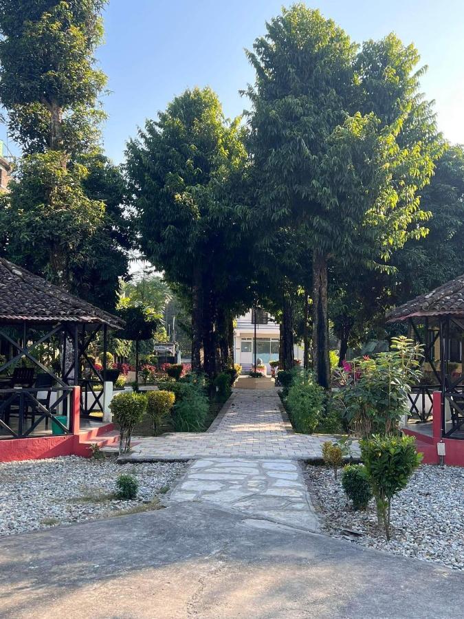 Safari Wildlife Lodge And Camp Chitwan Exterior photo